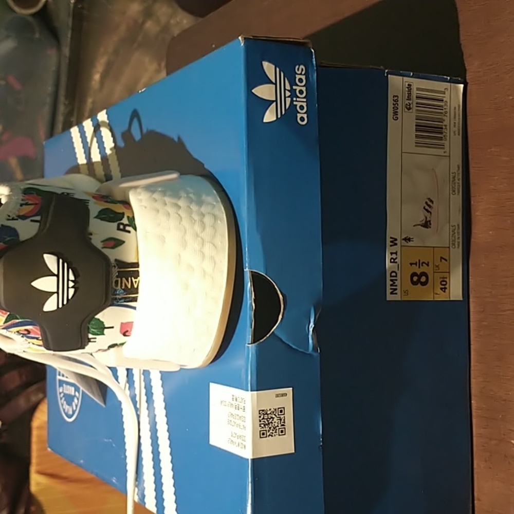 Ladies tennis shoes